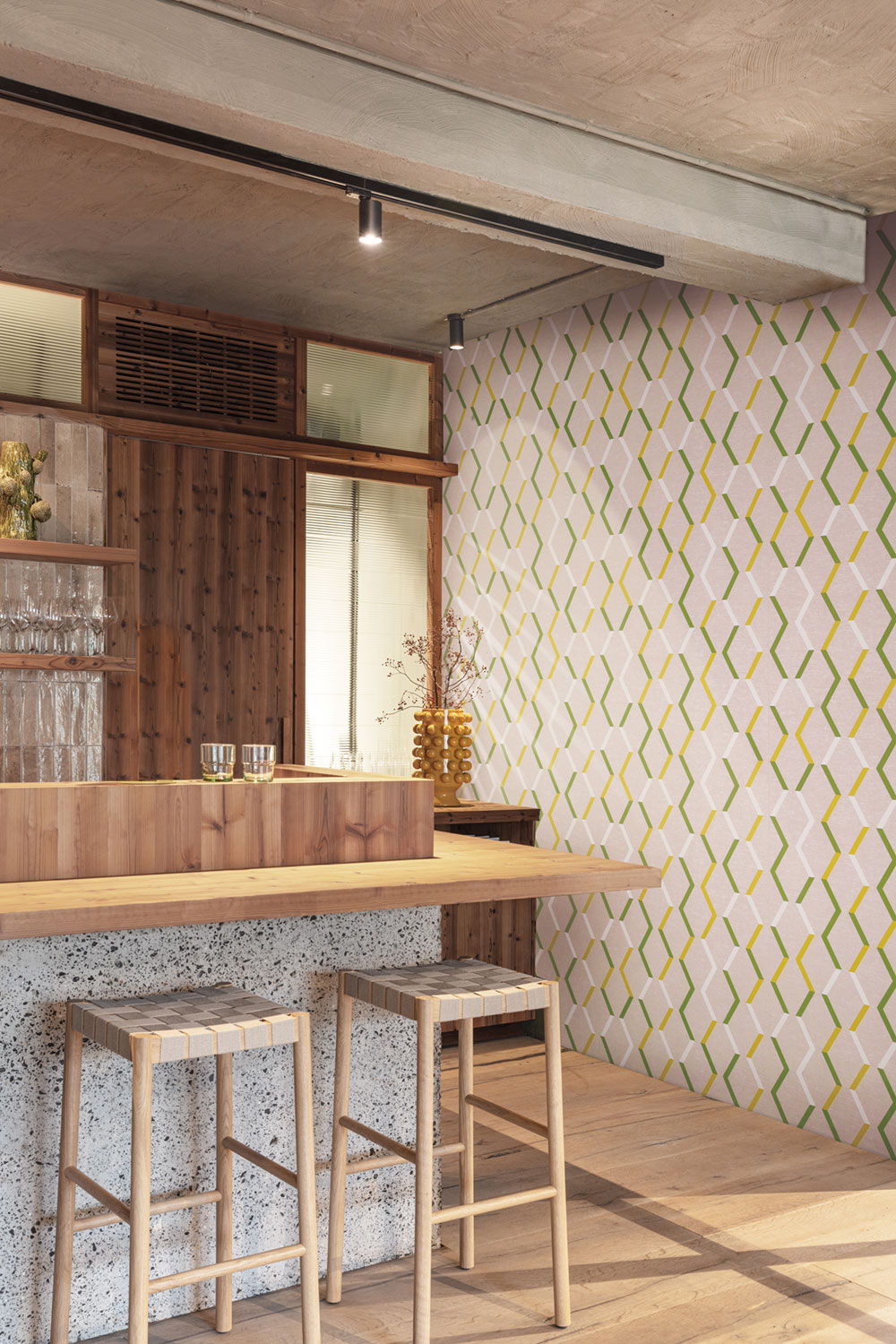 Geometric non-woven wallpaper, beige, JOY002, Joy, Masureel - Image 2